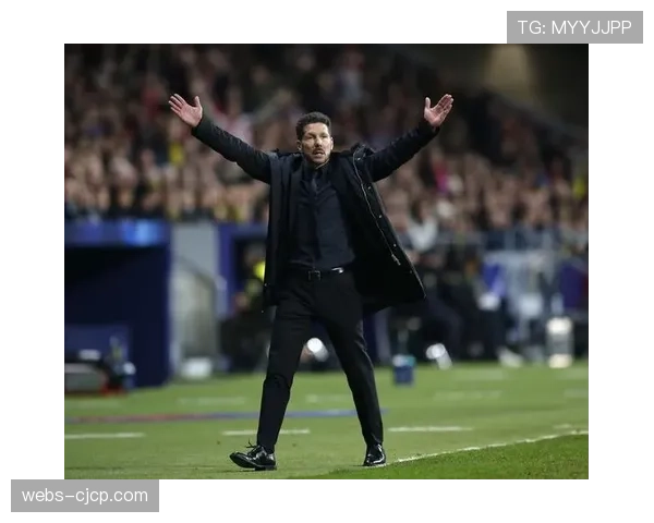 转播镜头捕捉:马竞主帅西蒙尼场边不断比划手势,要求队员加快转换 转播镜头捕捉:马竞主帅西蒙尼场边不断比划手势,要求队员加快转换