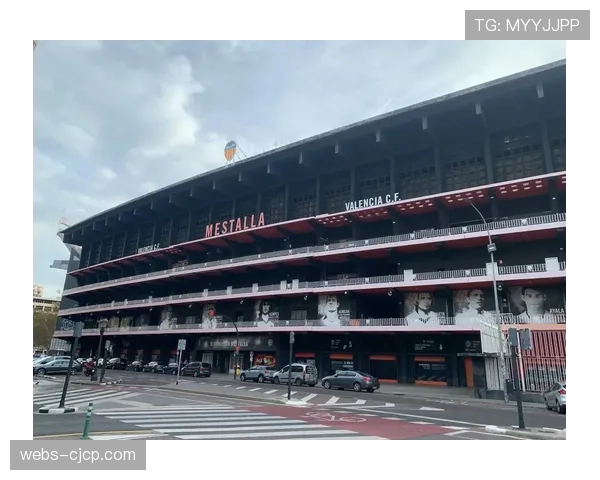 瓦伦西亚全队参观梅斯塔利亚球场翻新工程,新赛季将回归 瓦伦西亚全队参观梅斯塔利亚球场翻新工程,新赛季将回归